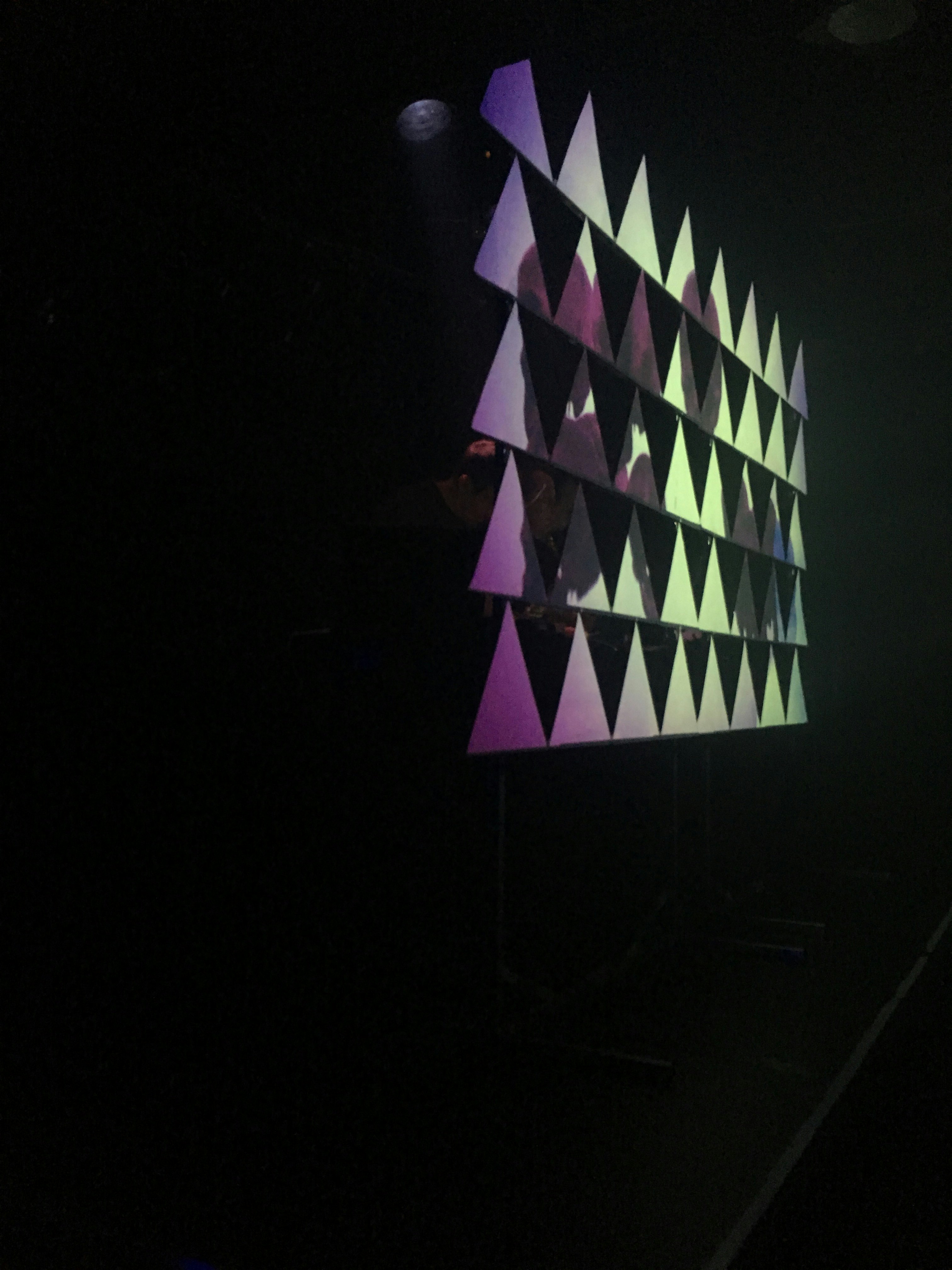 geometrische Lichtinstallation in einem dunklen Raum