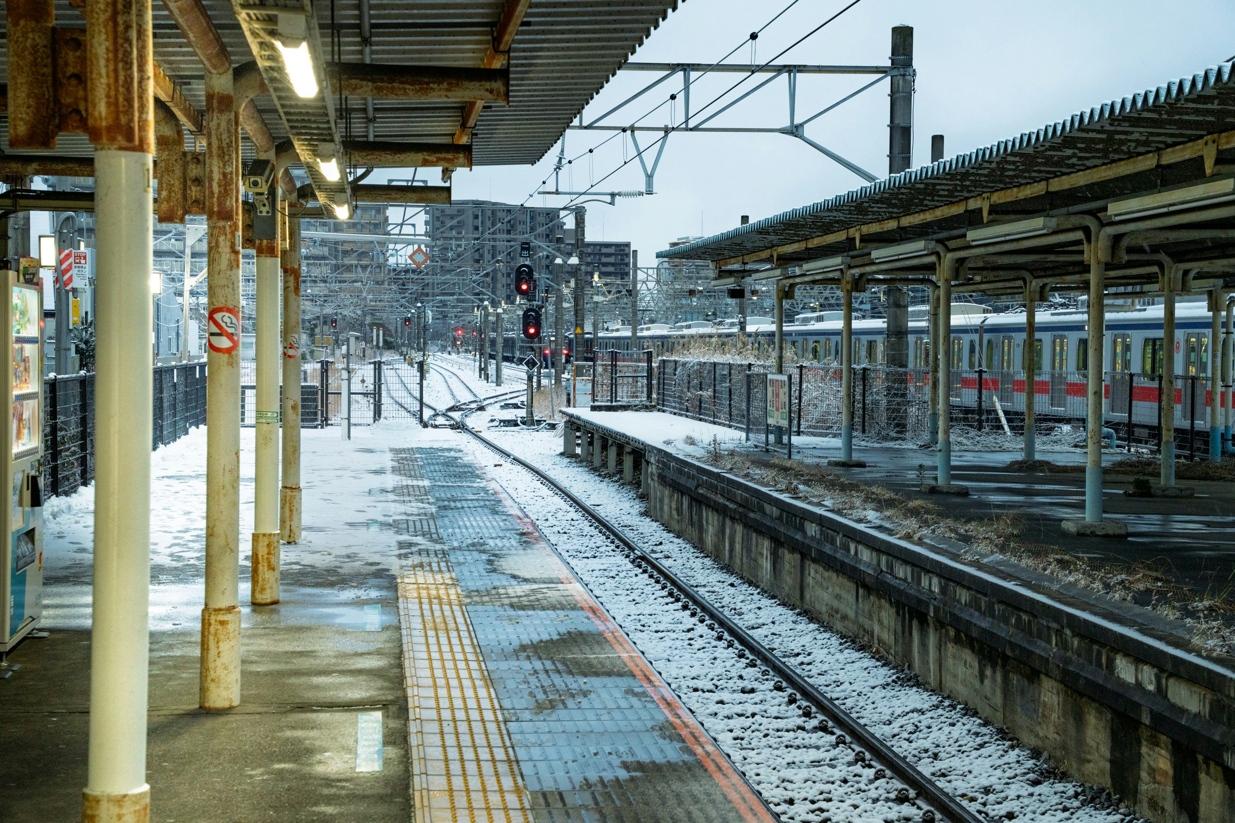 雪の降る駅のホームと線路