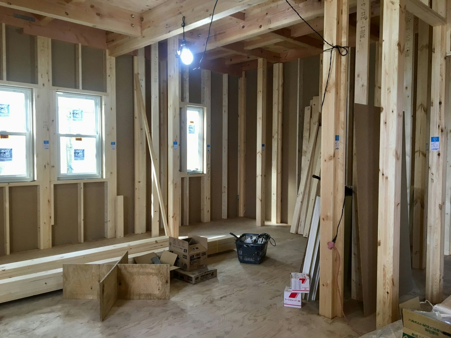 Construction intérieure d'une pièce à ossature en bois avec un luminaire suspendu au plafond
