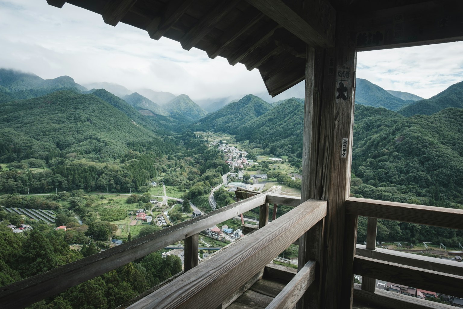 俯瞰山脉和村庄的观景台木栏杆