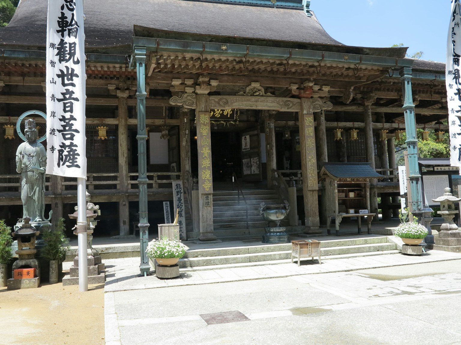 美丽神社的正面入口和装饰性柱子