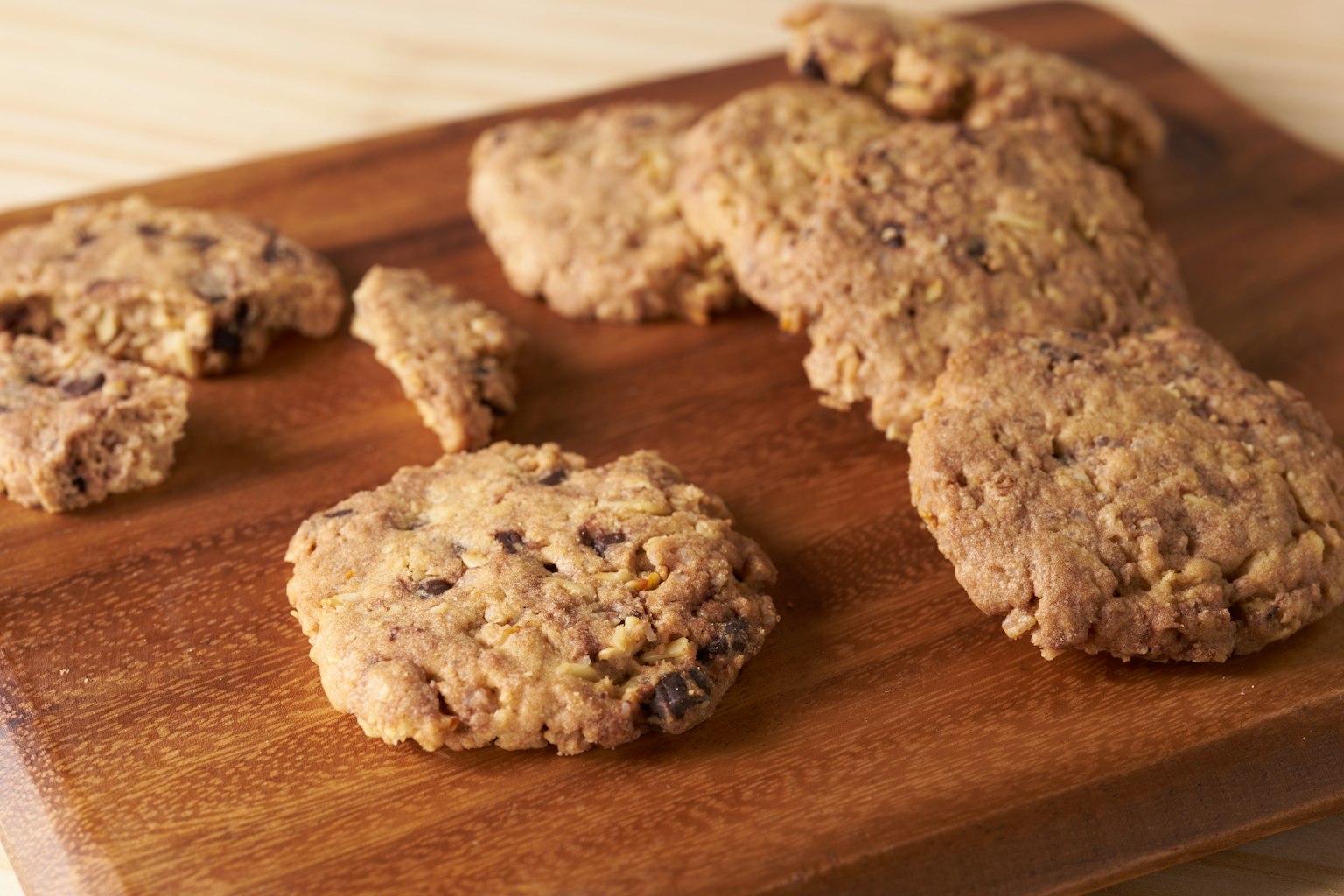 Un assortiment de biscuits cuits sur une planche en bois