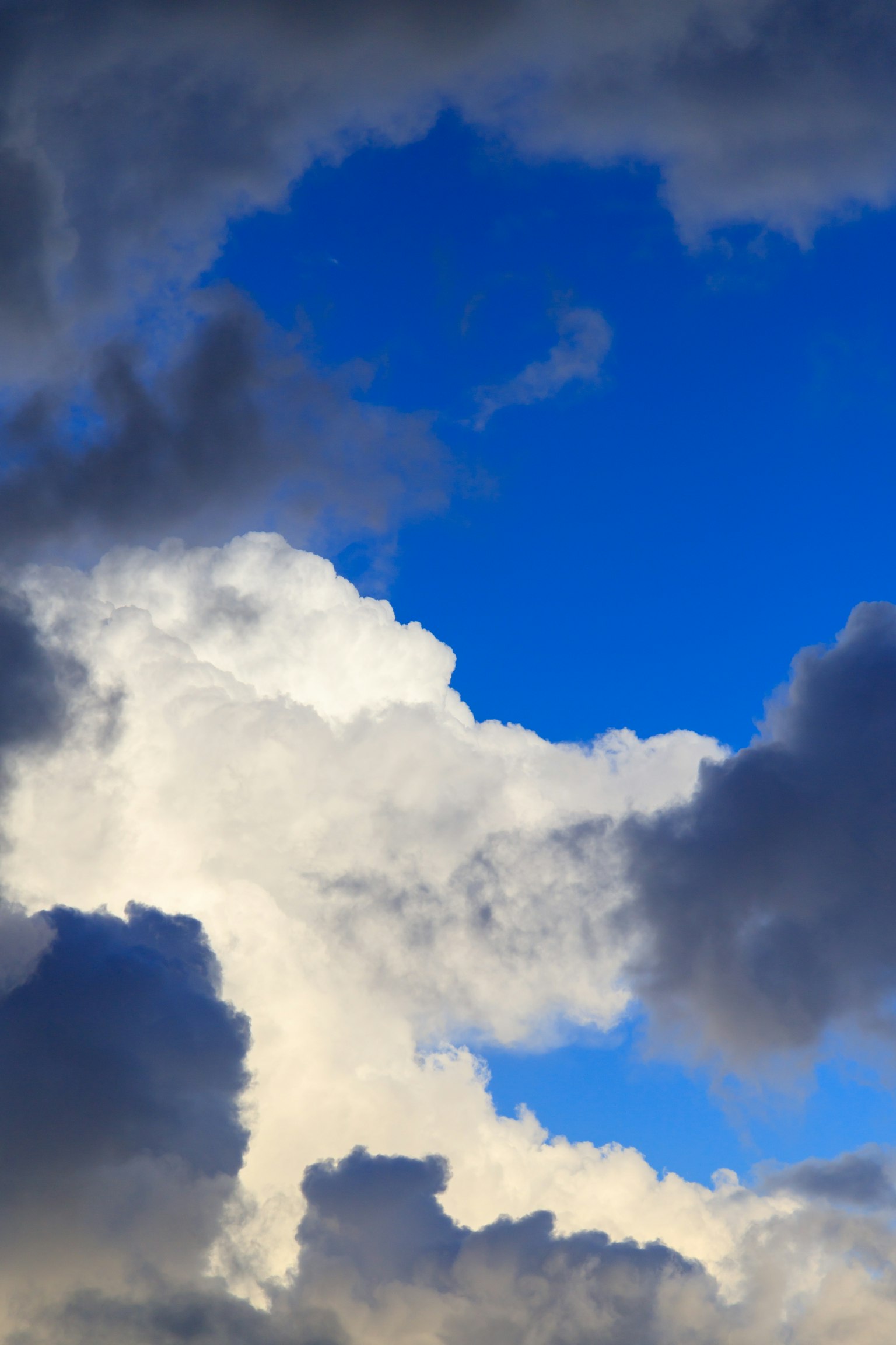 Schöne Himmelszene mit weißen und blauen Wolken