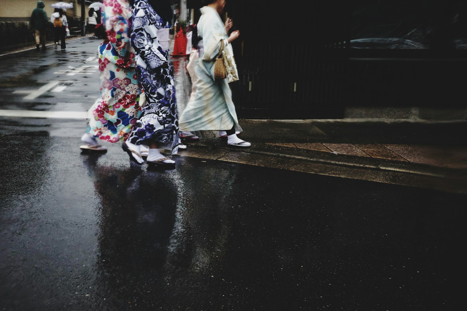 在雨中行走的和服人們