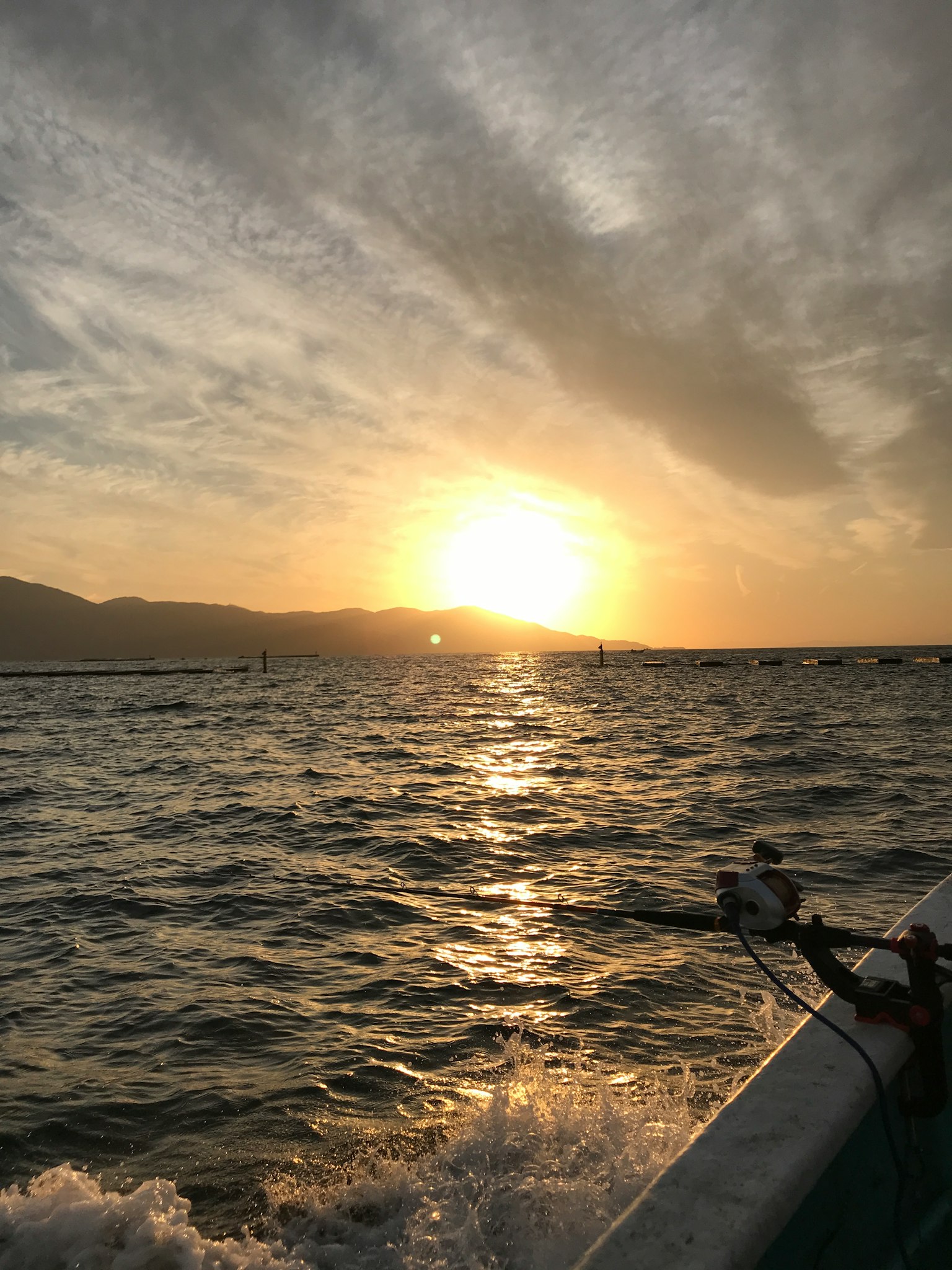 Vue panoramique d'un beau coucher de soleil sur l'océan