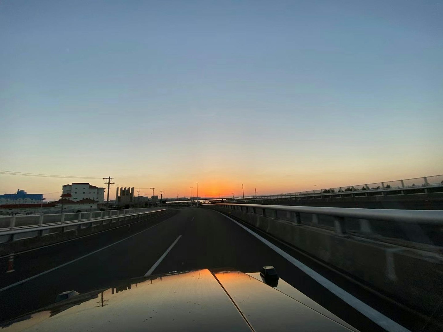 日落时的高速公路景观，车头反射