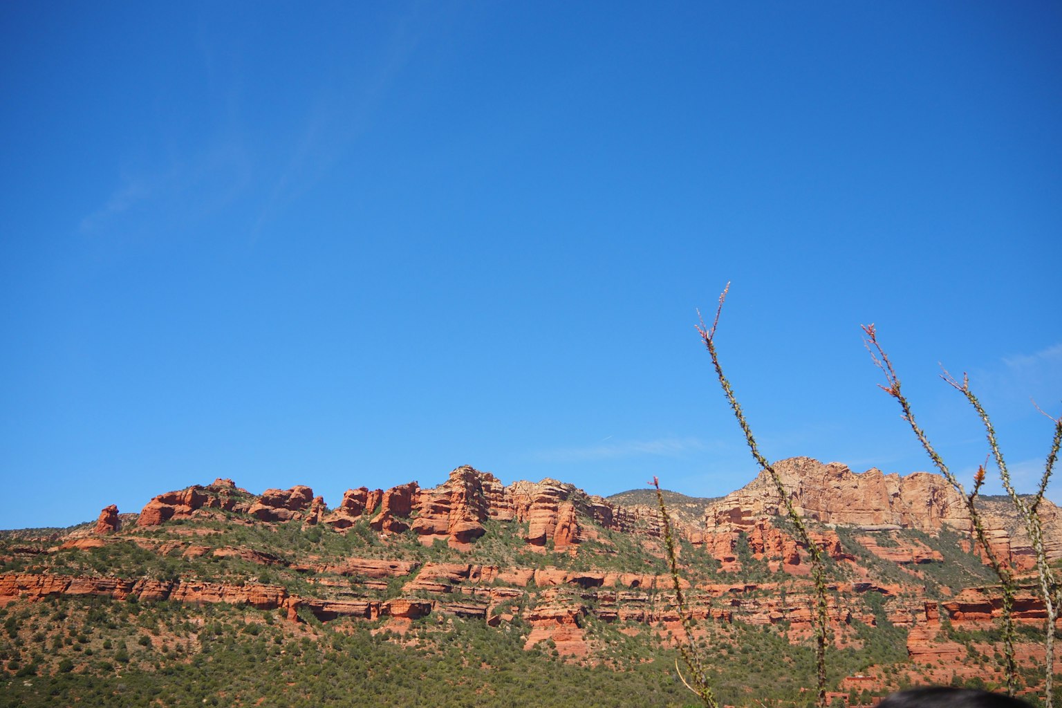 Paisaje con un cielo azul brillante y formaciones rocosas rojas