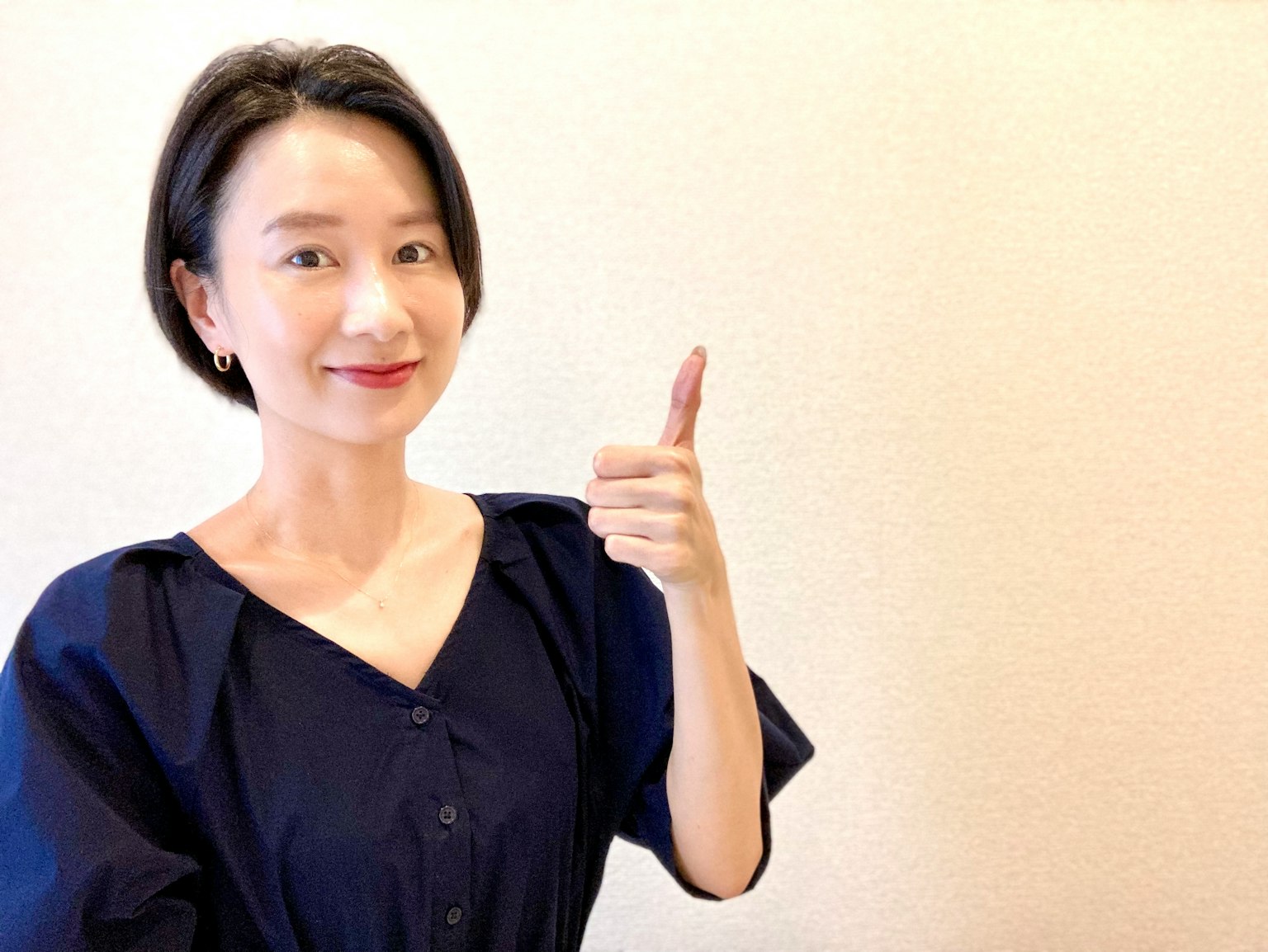 微笑的女性豎起大拇指的肖像