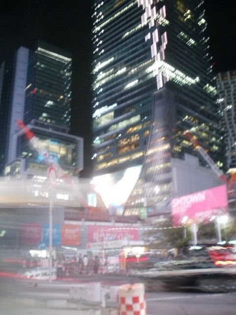 夜の渋谷の高層ビル群と交差点の光