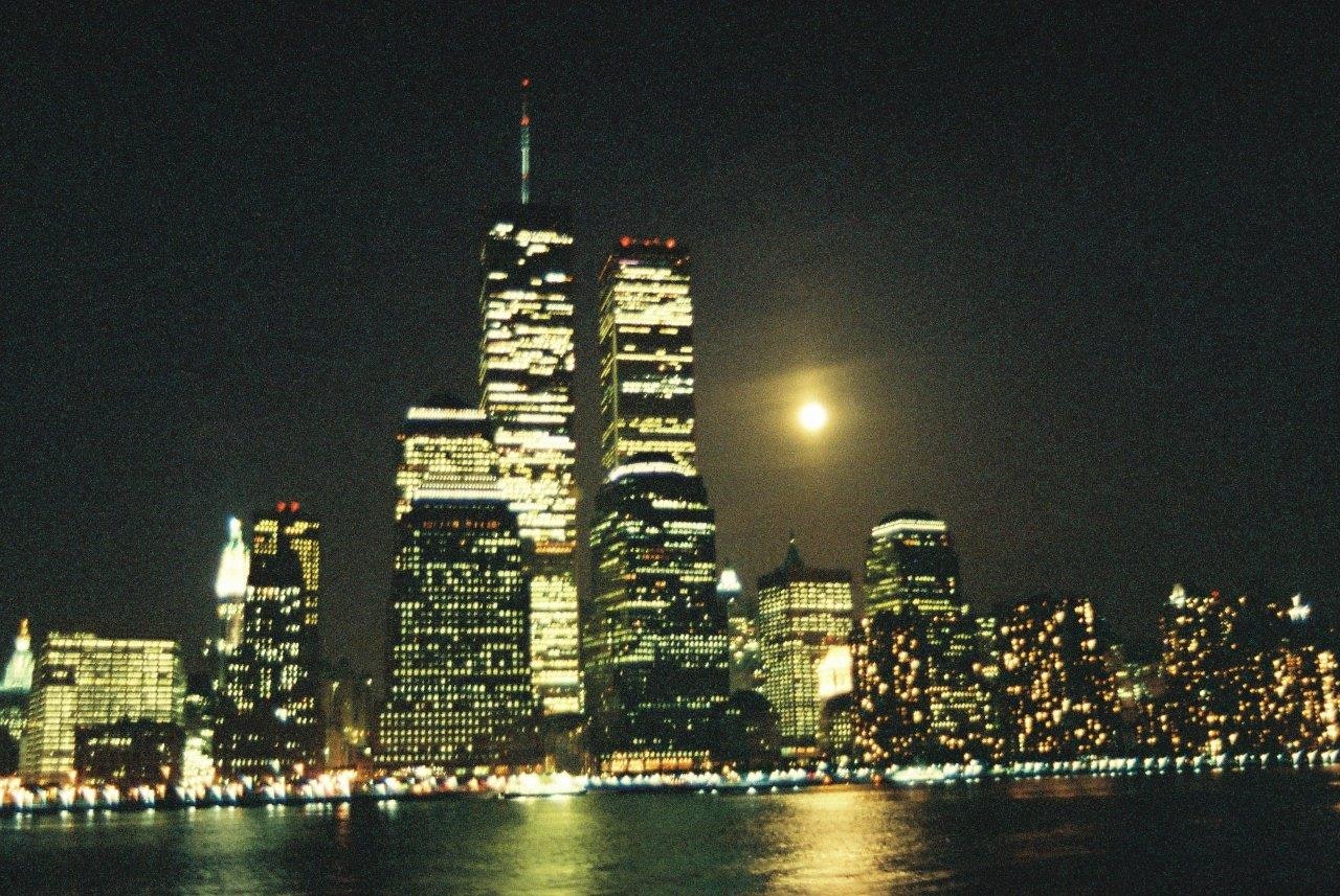 skyline nocturne reflété sur l’eau