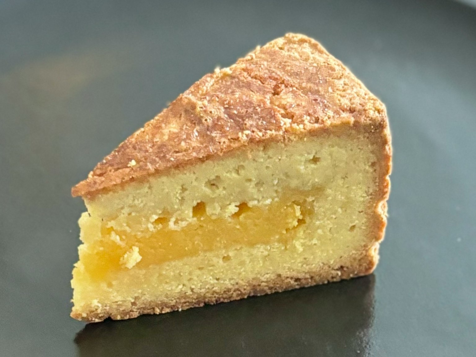 Tranche de gâteau avec une croûte croustillante et une garniture sucrée à l'intérieur