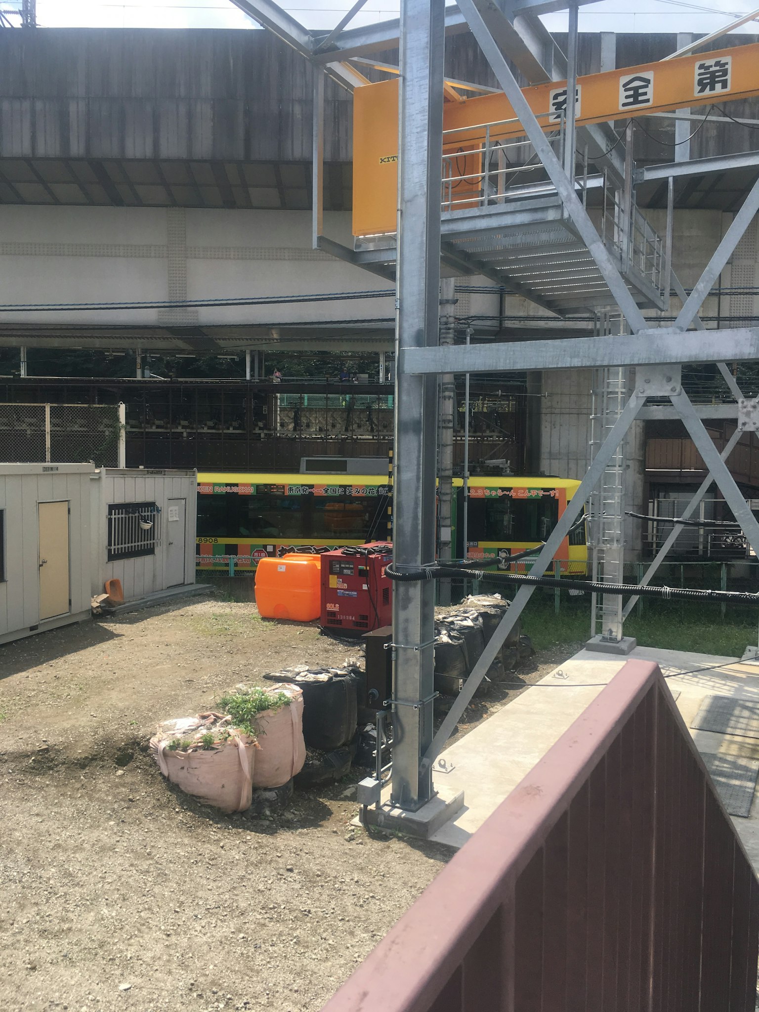 Área industrial con estructuras metálicas y camiones coloridos