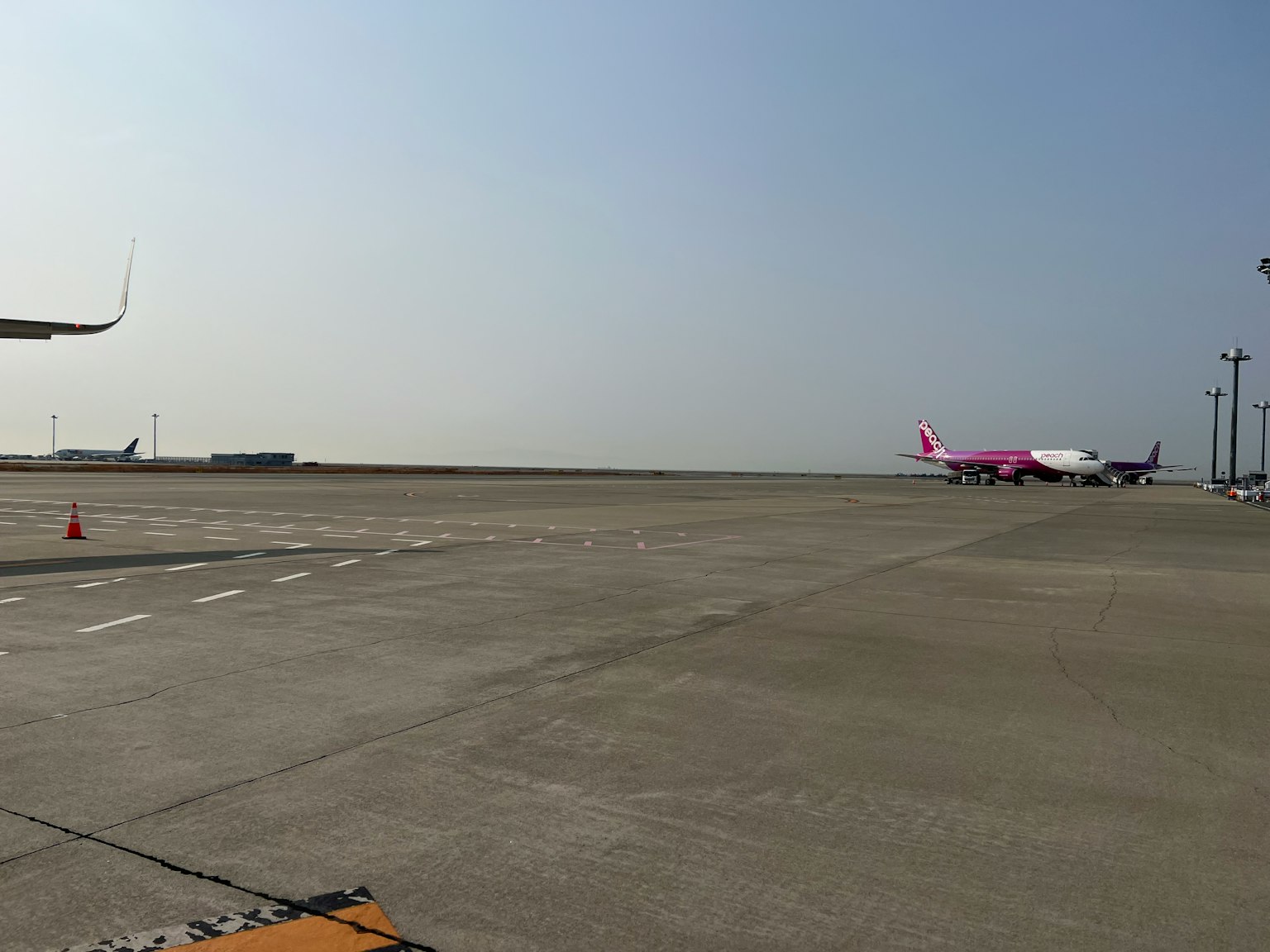 機場跑道上停著的飛機和晴朗的天空