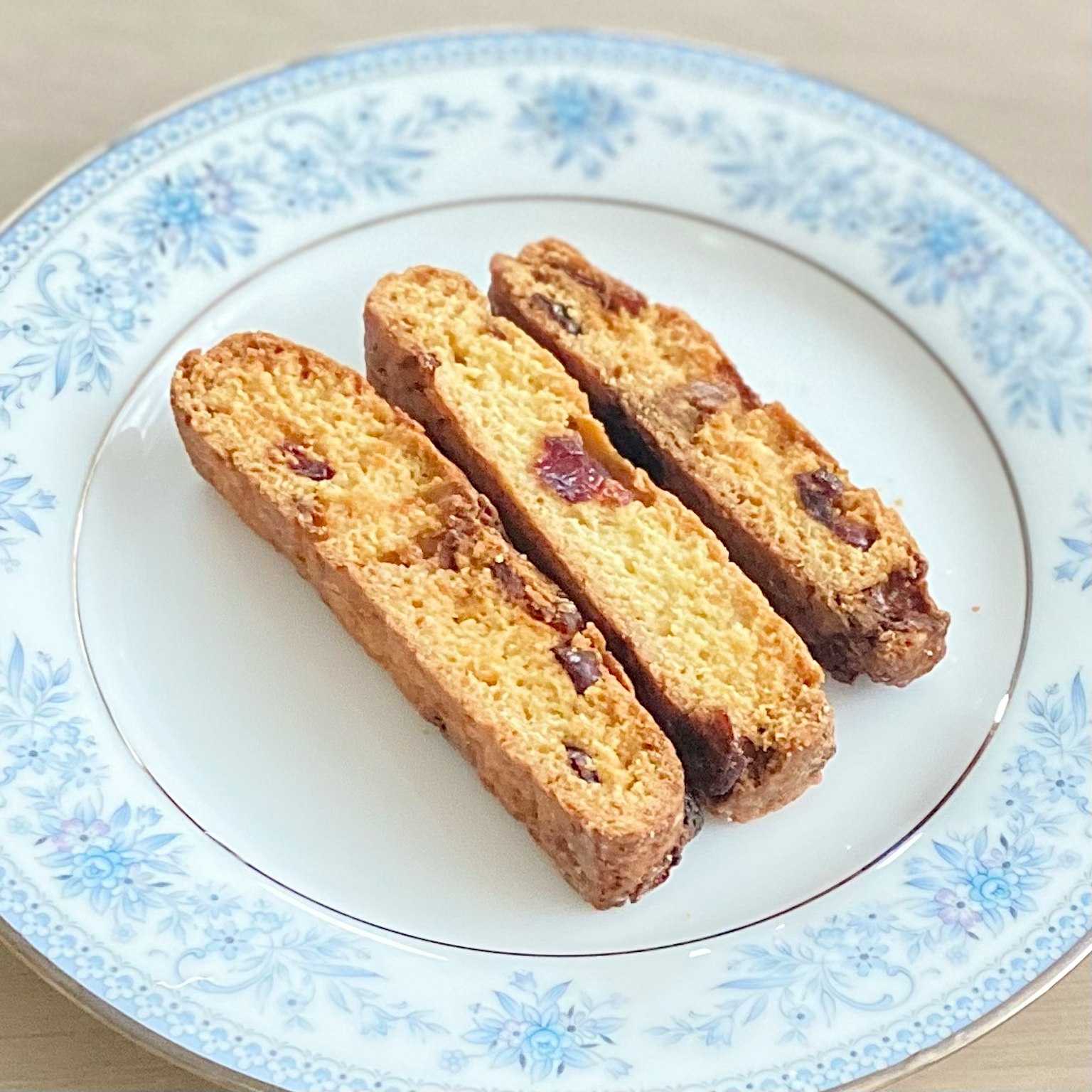 切片的意大利硬饼干放在蓝色花卉图案的盘子上