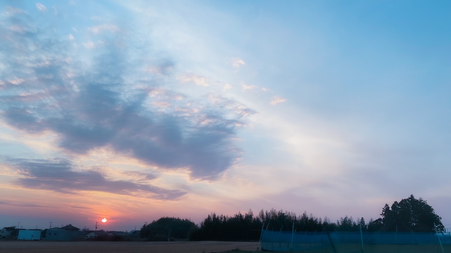 Magnifique coucher de soleil avec ciel bleu et nuages