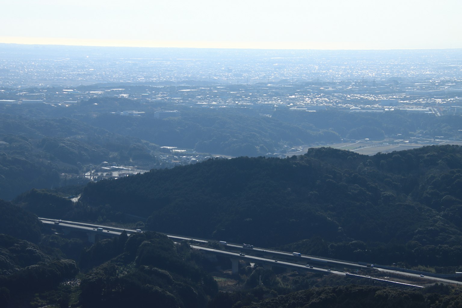 山顶的广阔景观与高速公路