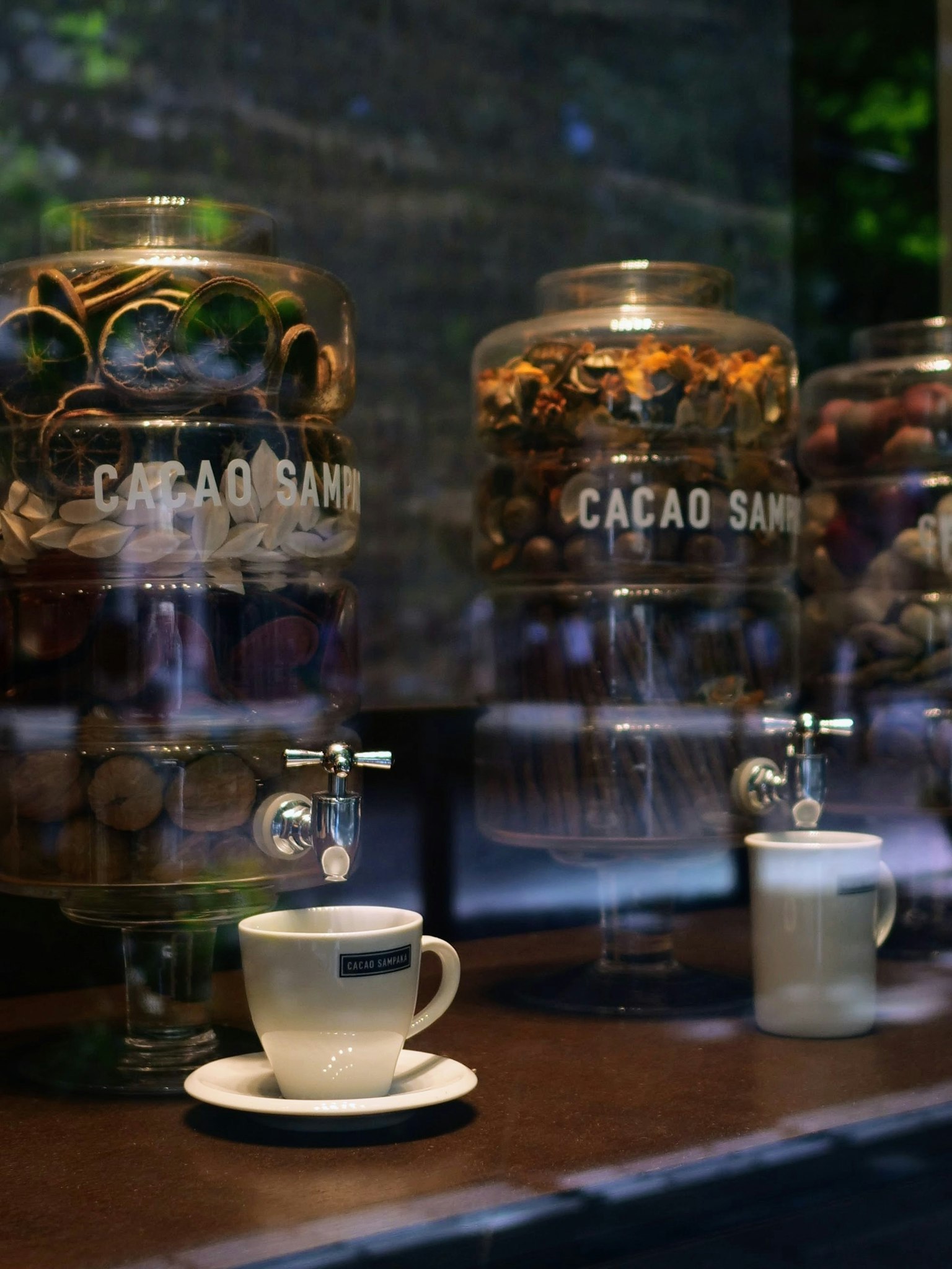 Cacao Sam的玻璃容器內裝滿甜點和咖啡杯