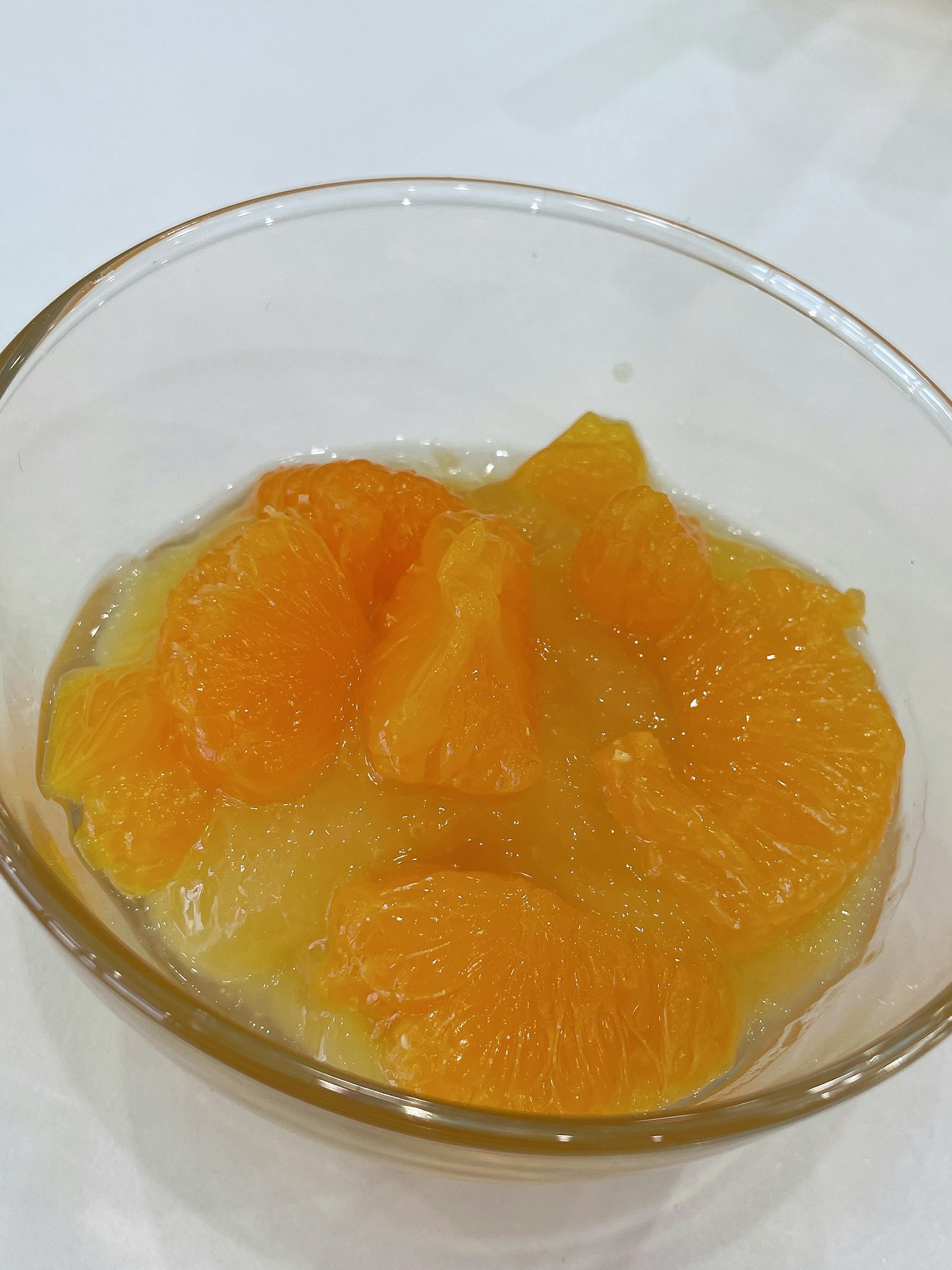 ชิ้นส้มในของหวานเจลลี่