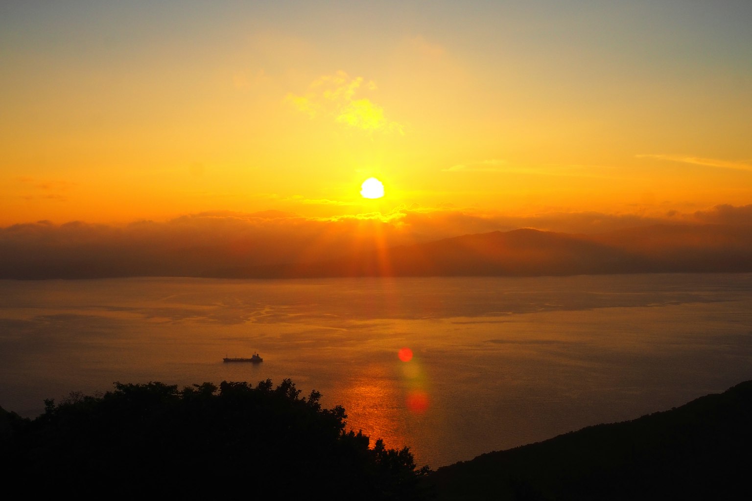 Bellissimo tramonto sull'oceano con riflessi sereni