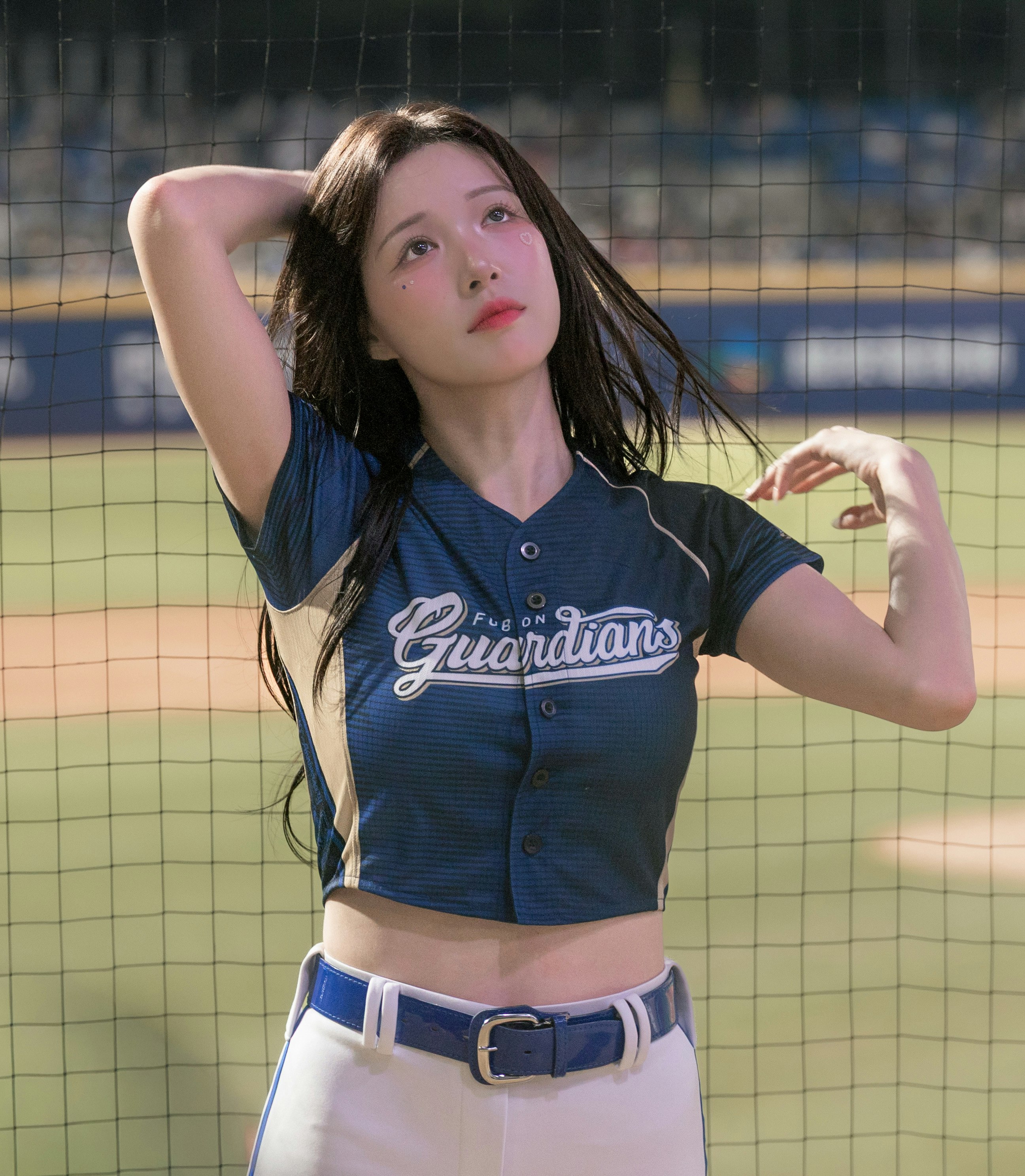 プールサイドでポーズをとる女性