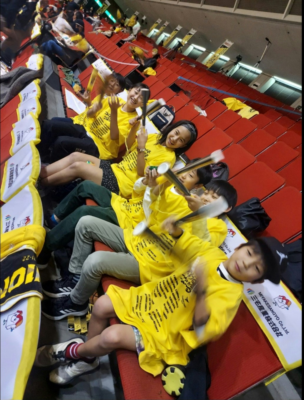 support pour un match d’ouverture de basket-ball avec des joueurs en tenues jaunes