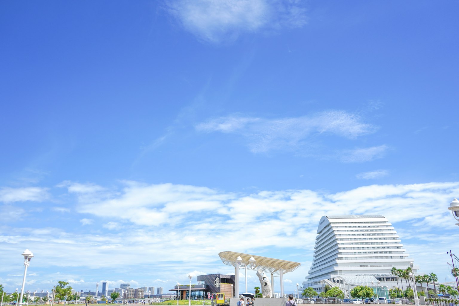 อาคารทันสมัยใต้ท้องฟ้าสีฟ้าสดใสกับภูมิทัศน์สีเขียว