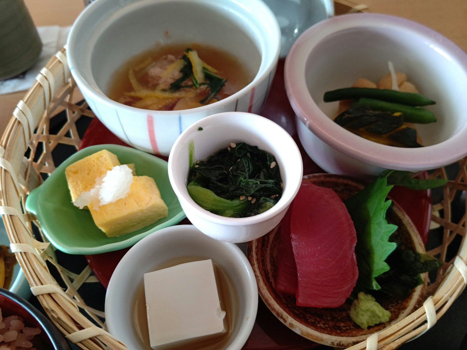 日本料理拼盘 新鲜生鱼片和小碗中的蔬菜
