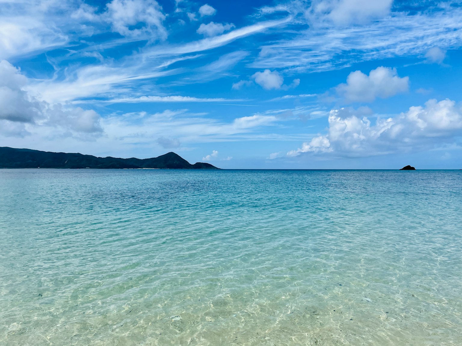 Ruhige Meereslandschaft mit klarem Wasser und blauem Himmel