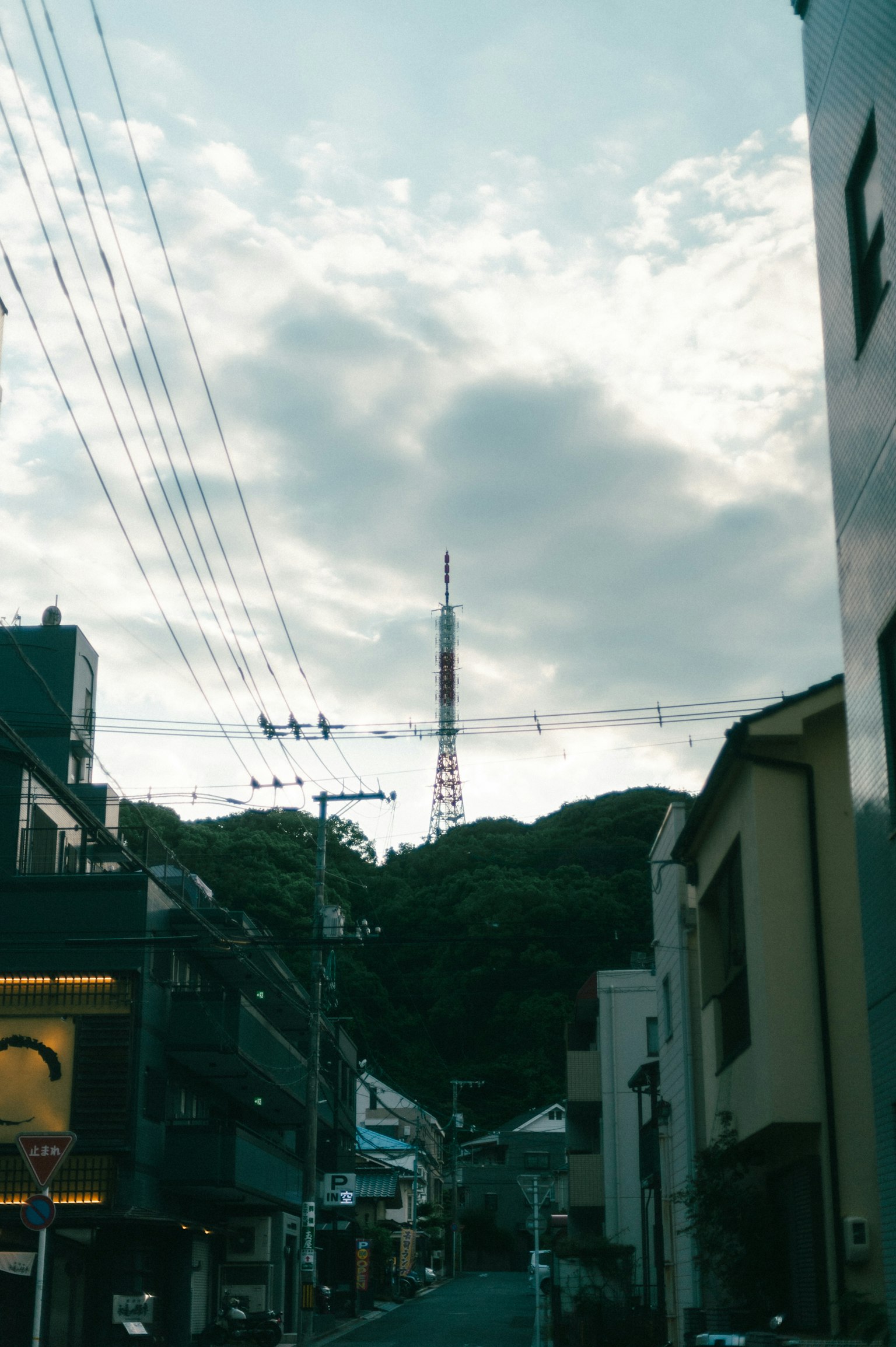 城市风景，山后可见的塔