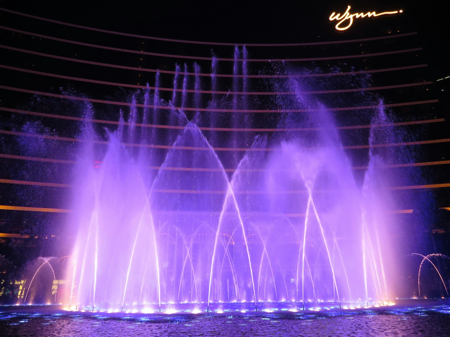 Spectacle de fontaines illuminées devant l'hôtel Wynn la nuit