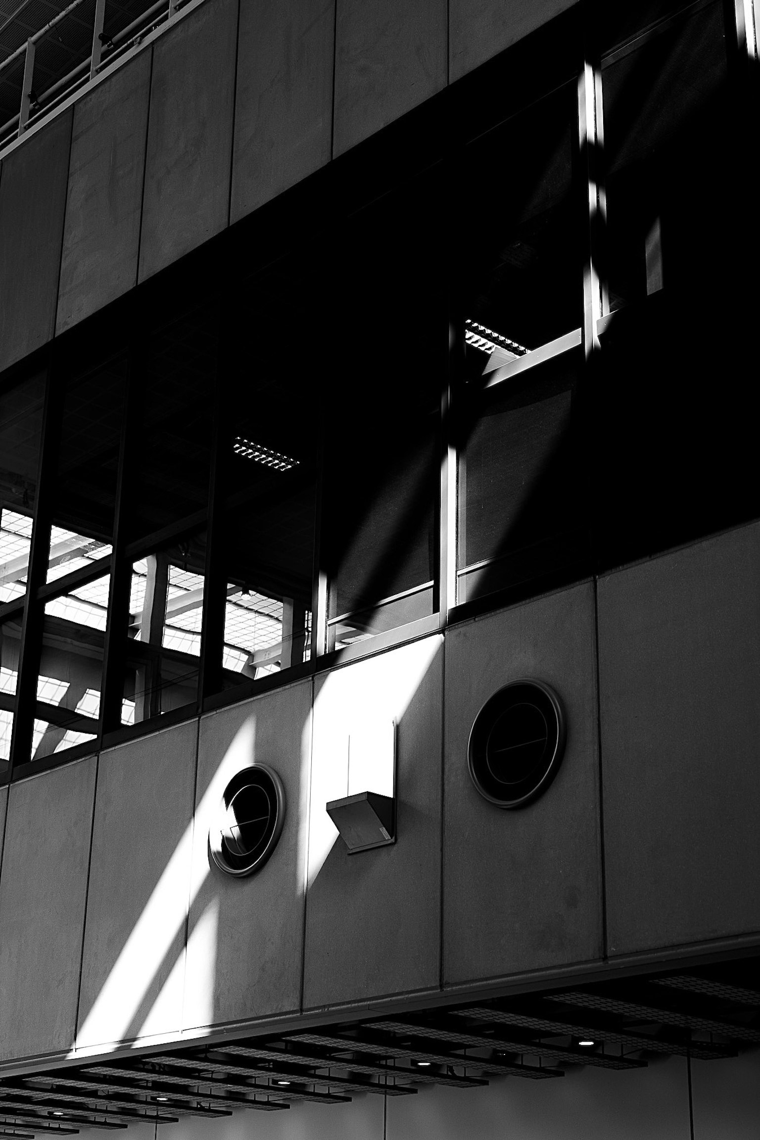 Contraste de luz y sombra en una fachada de edificio en blanco y negro