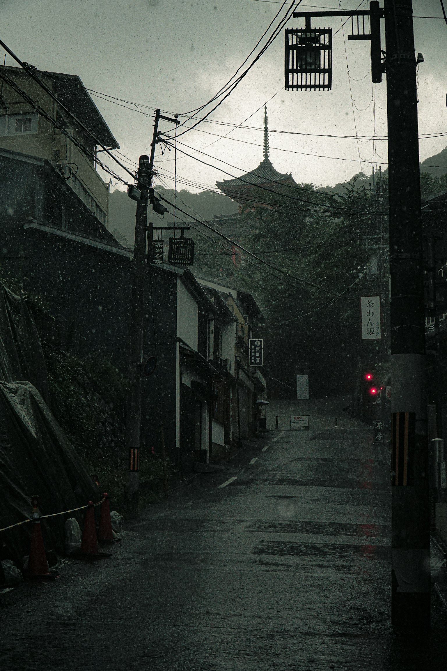 Scena di strada tranquilla sotto la pioggia con la silhouette di una vecchia pagoda