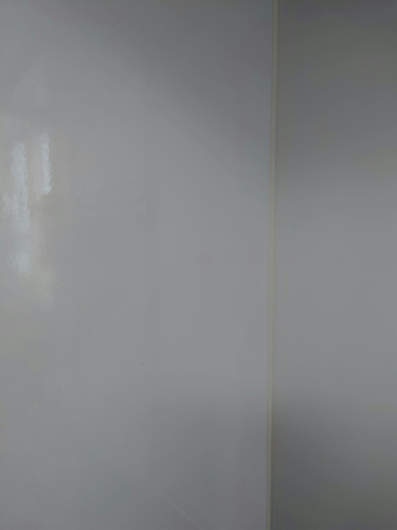 Interno con muro bianco e illuminazione brillante