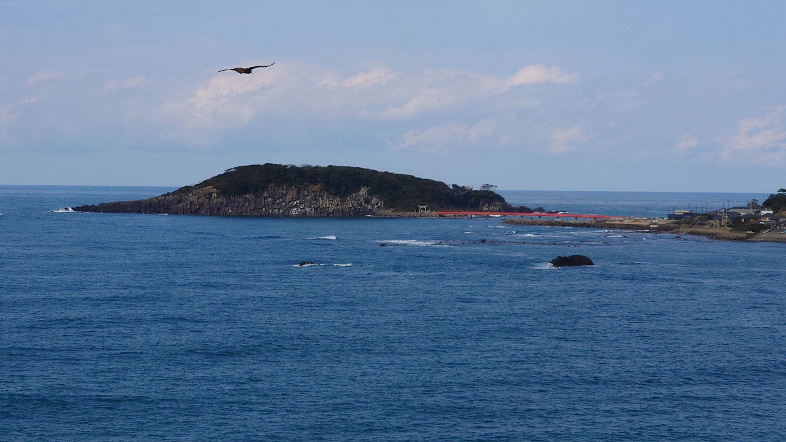 Pemandangan laut biru dan pulau dengan pesawat terbang
