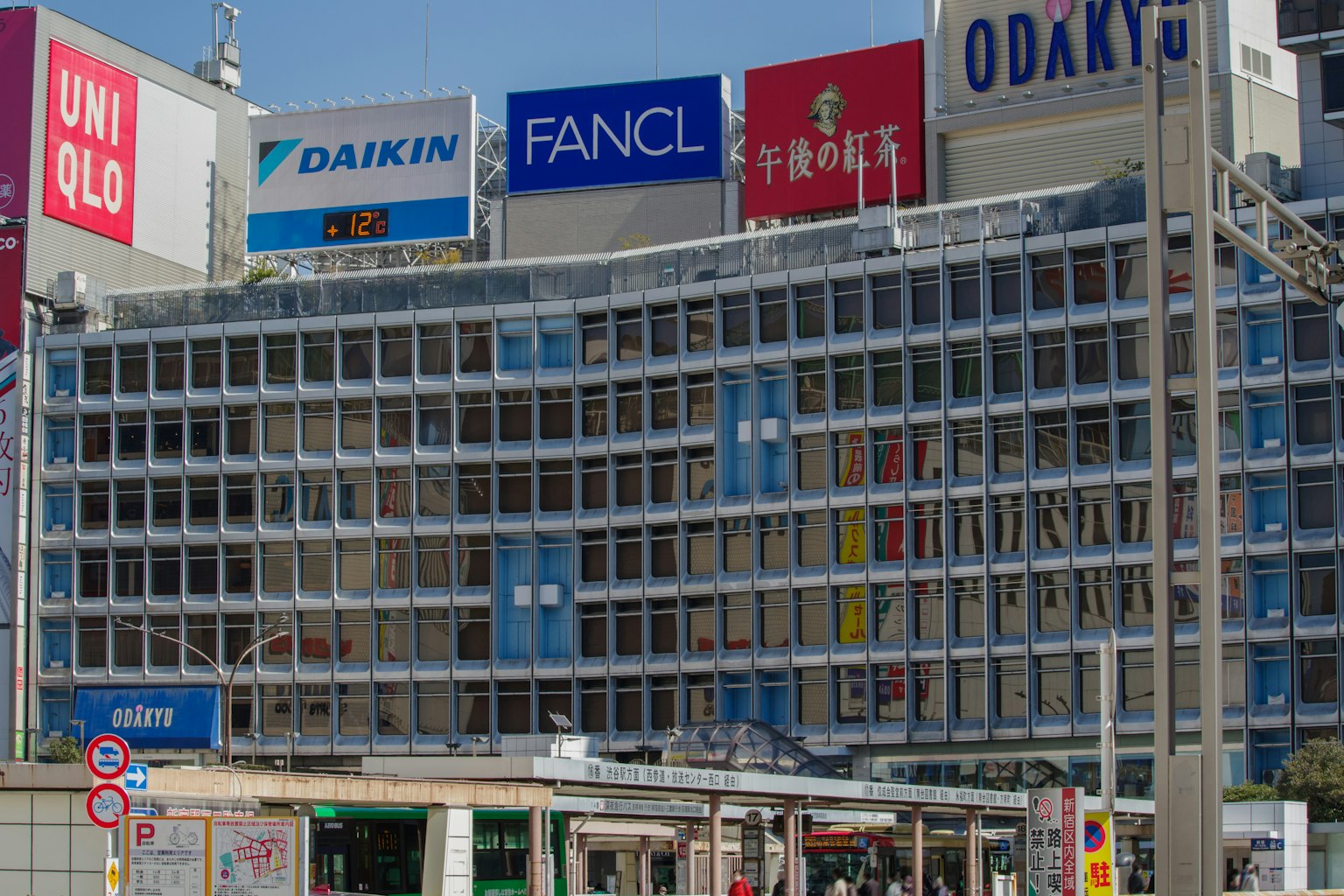 有各种商店招牌的建筑外观