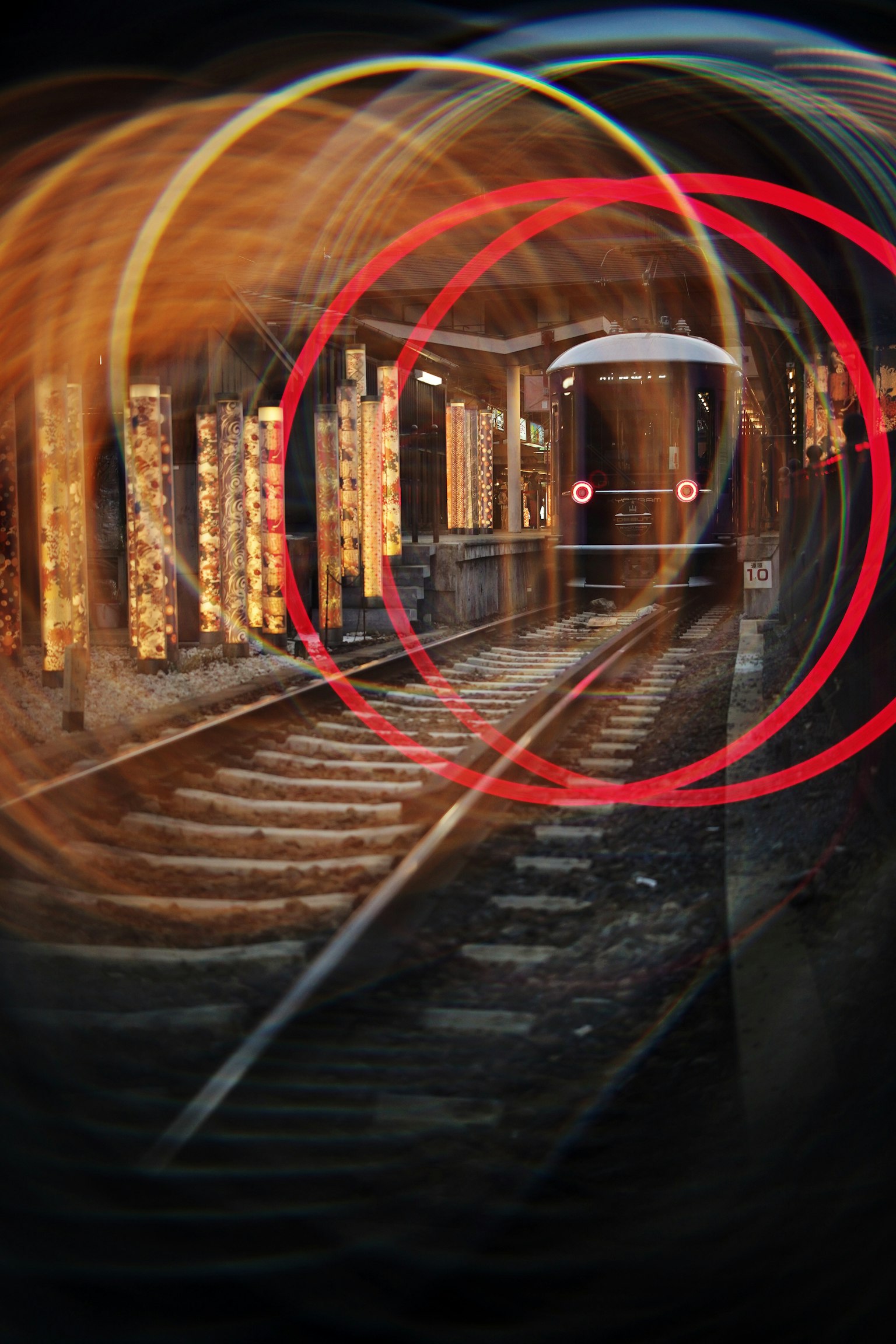 ภาพถ่ายที่มีพลศาสตร์ของรถไฟในอุโมงค์ที่ล้อมรอบด้วยเอฟเฟกต์แสงแบบวงกลม