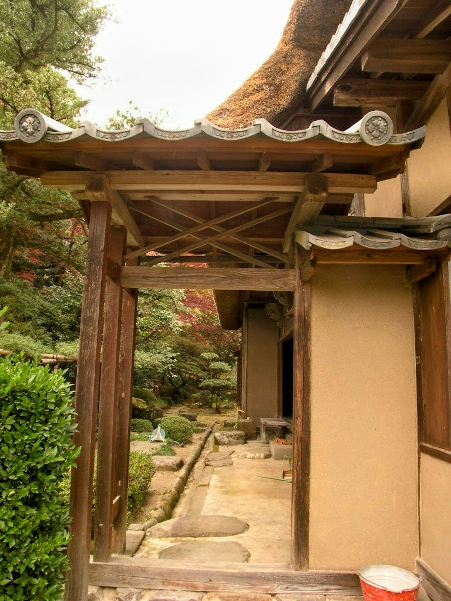 传统日本住宅入口木门和茅草屋顶花园