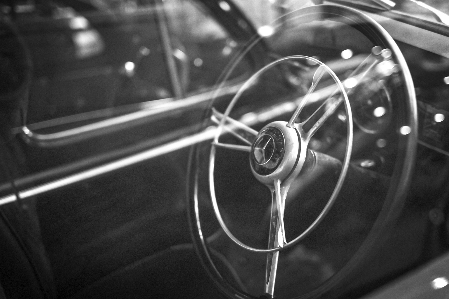 クラシックカーのステアリングホイールのクローズアップ モノクロームの写真