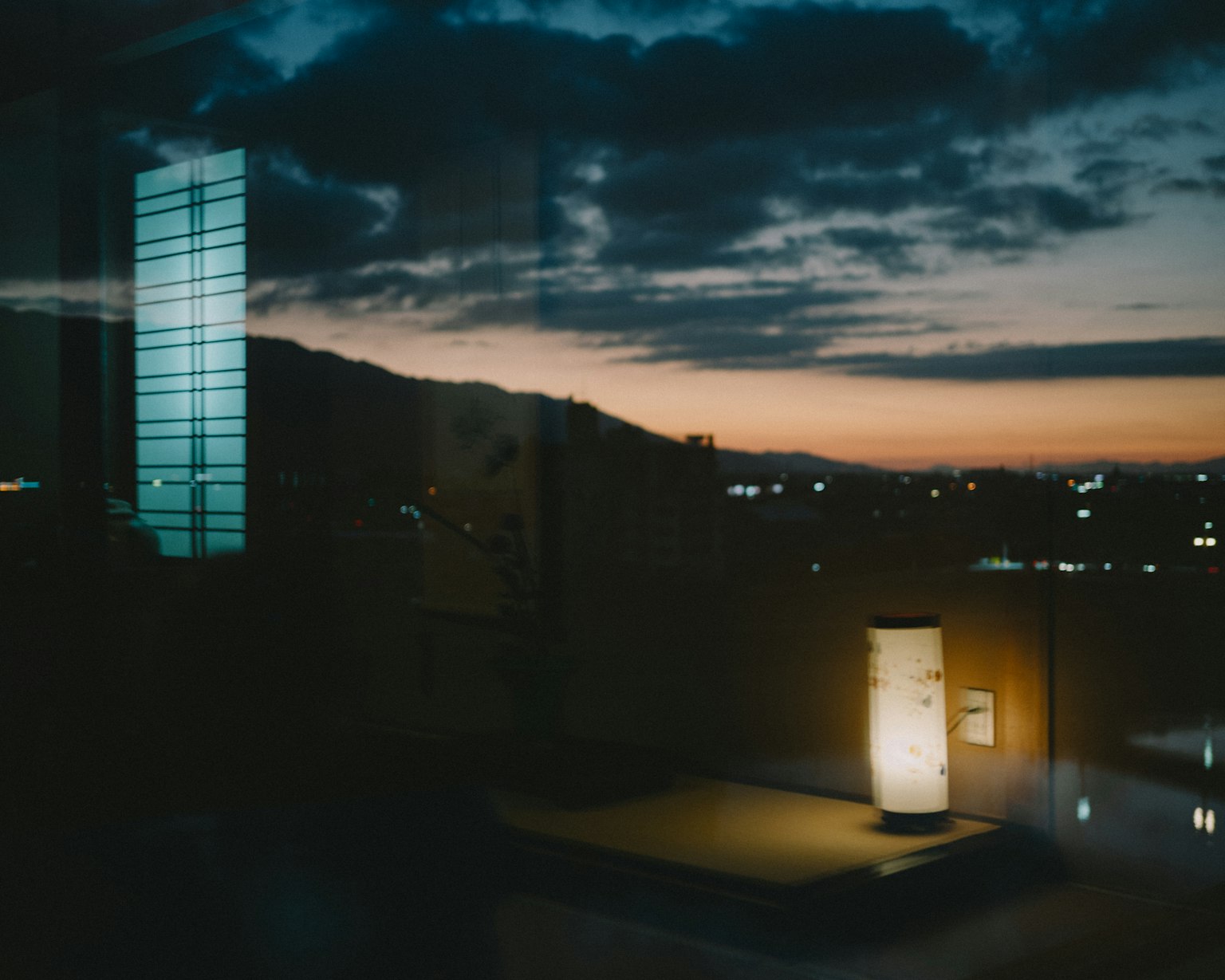 窗外夕陽景色與燈光
