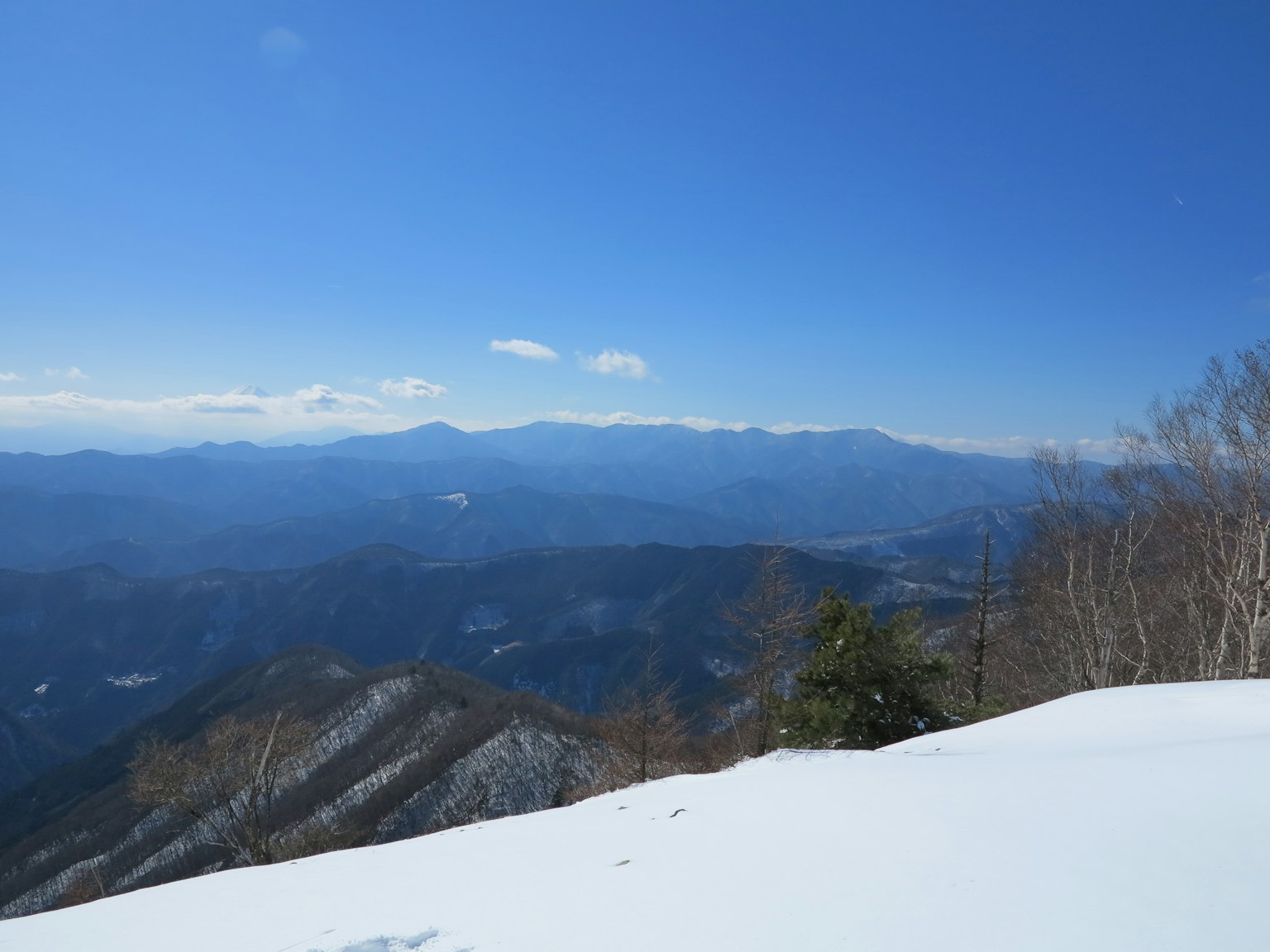 Montagne coperte di neve con cielo azzurro