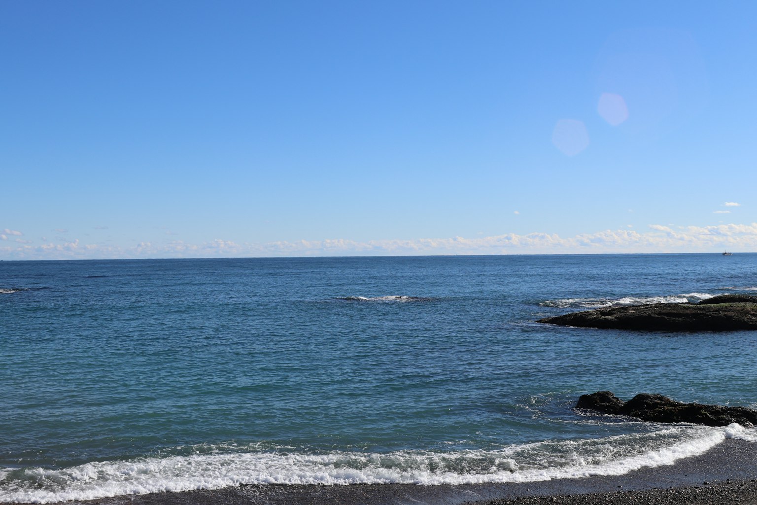 Vue scénique de l'océan bleu avec des vagues douces