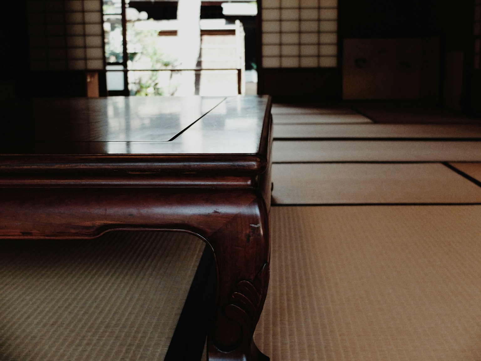 传统日本房间内木桌和榻榻米的宁静景象