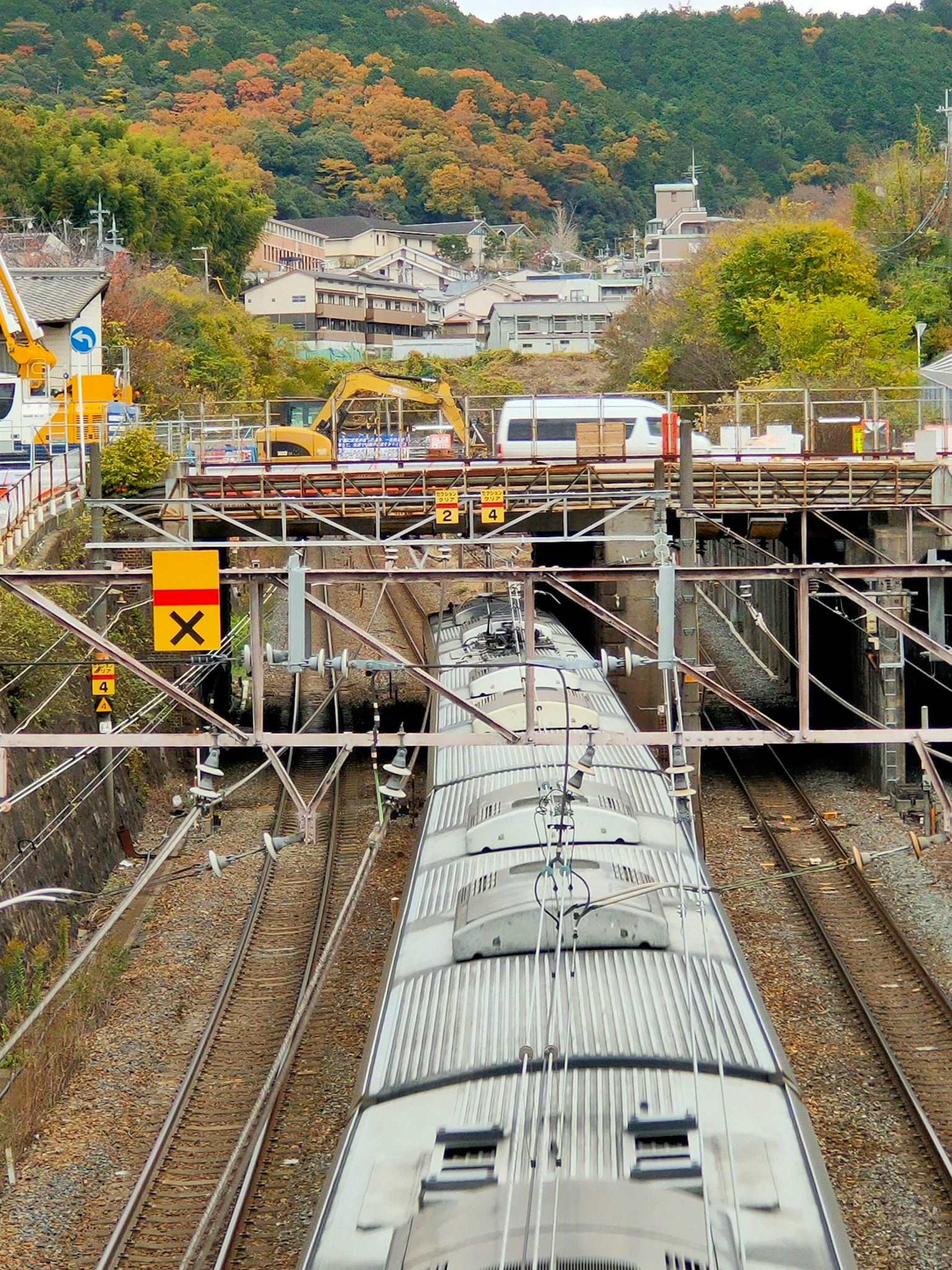 ภาพของรถไฟที่เข้าไปในอุโมงค์พร้อมกับภูมิทัศน์รอบๆ