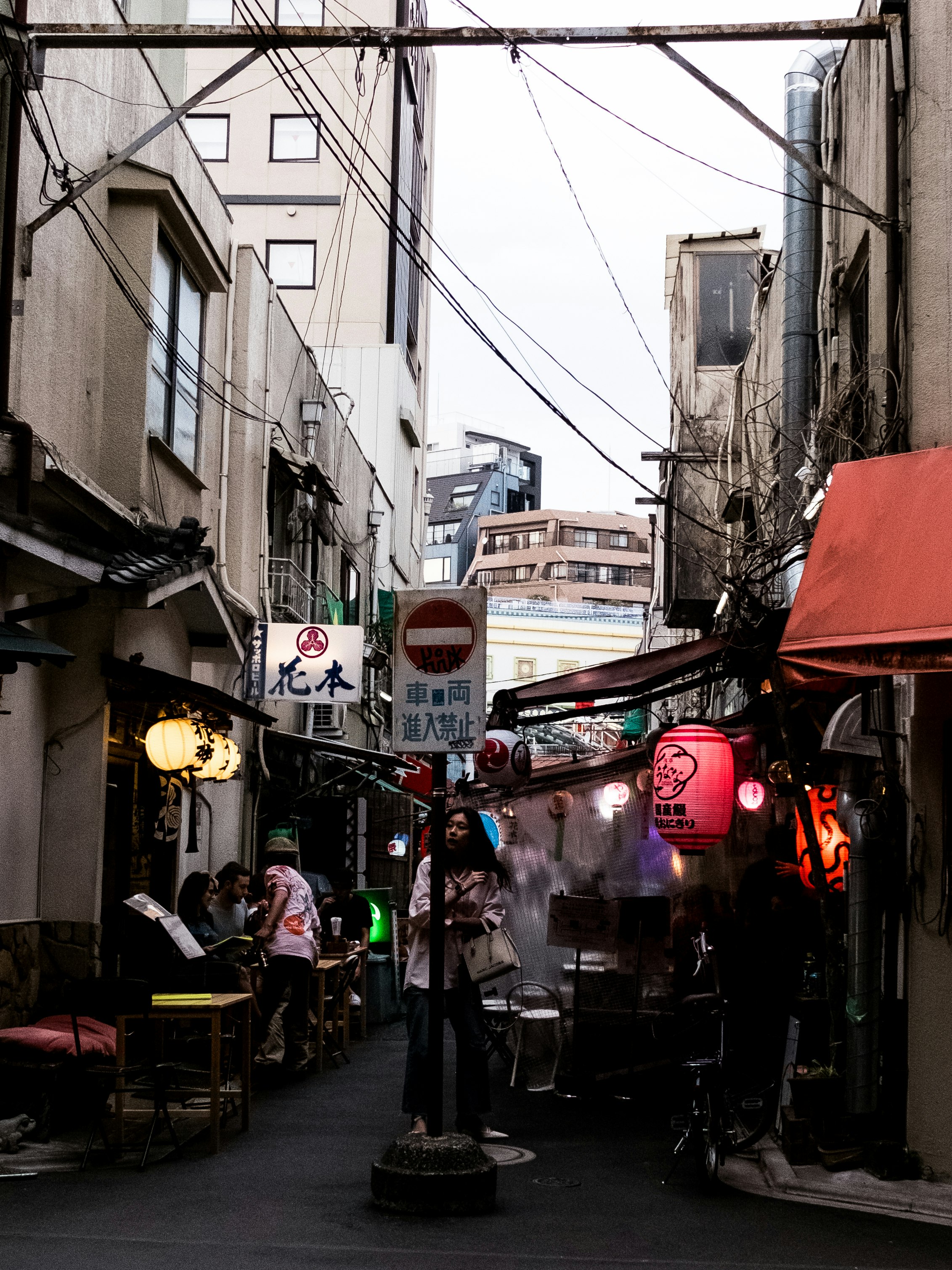 ตรอกแคบที่มีร้านอาหารเรียงราย