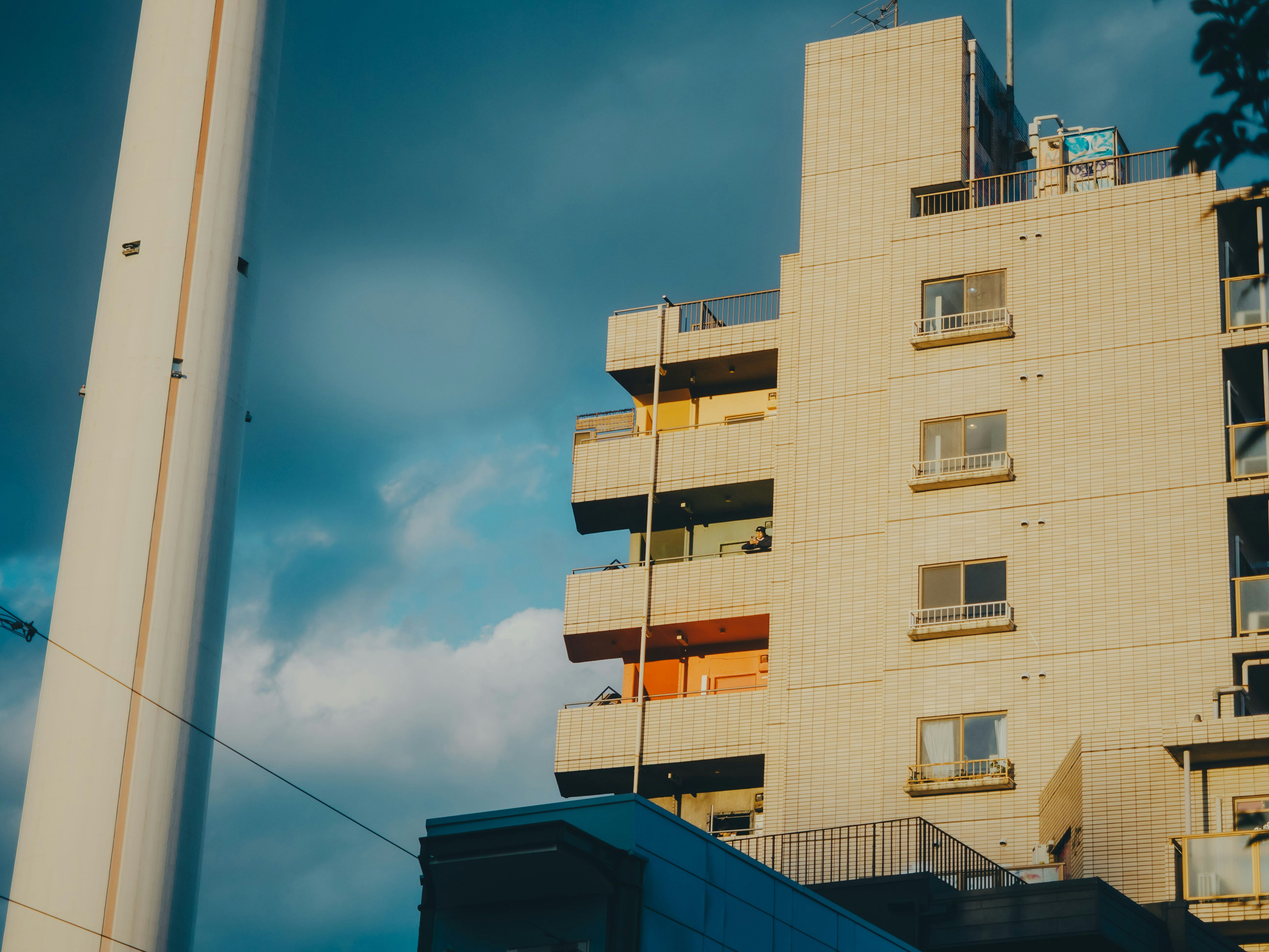 Wohnhausfassade vor blauem Himmel