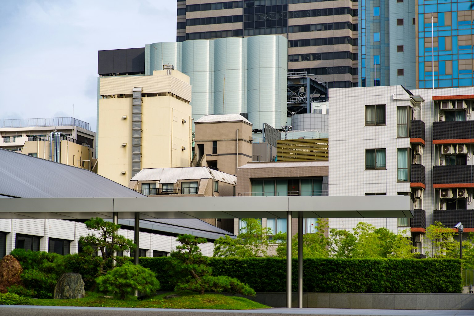 城市景觀，特色高樓與住宅建築，獨特的綠色花園