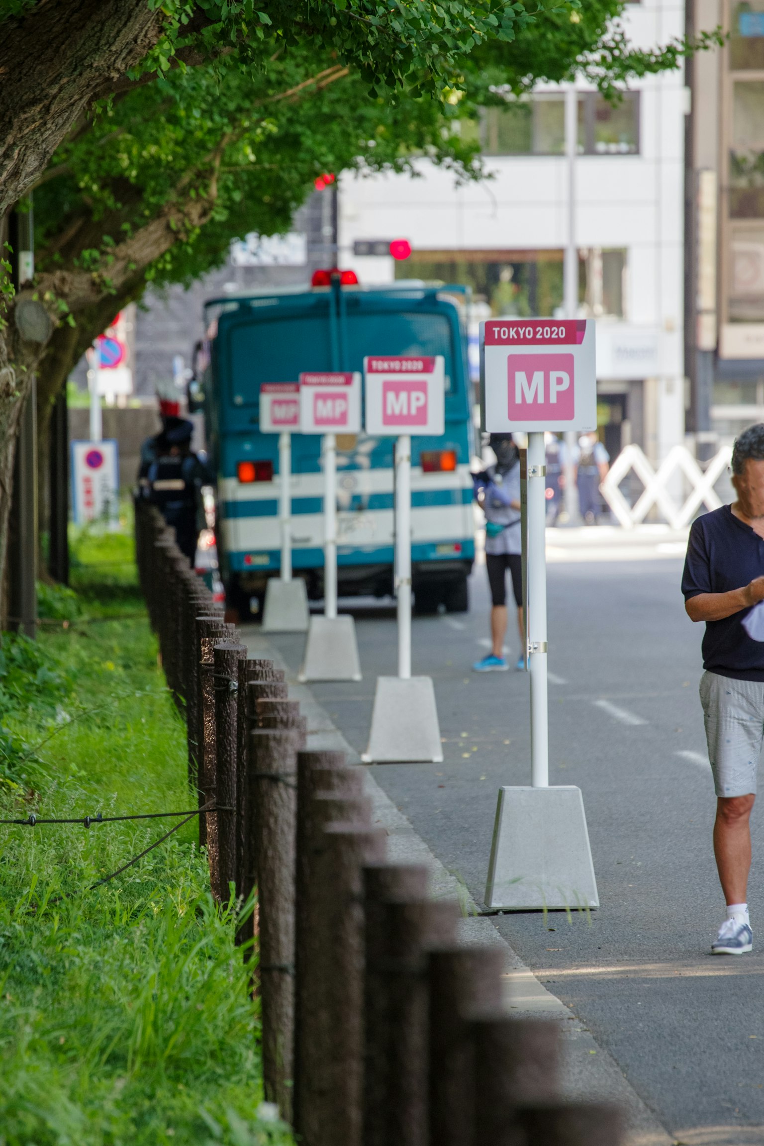 路边的MP标志和背景中的警车