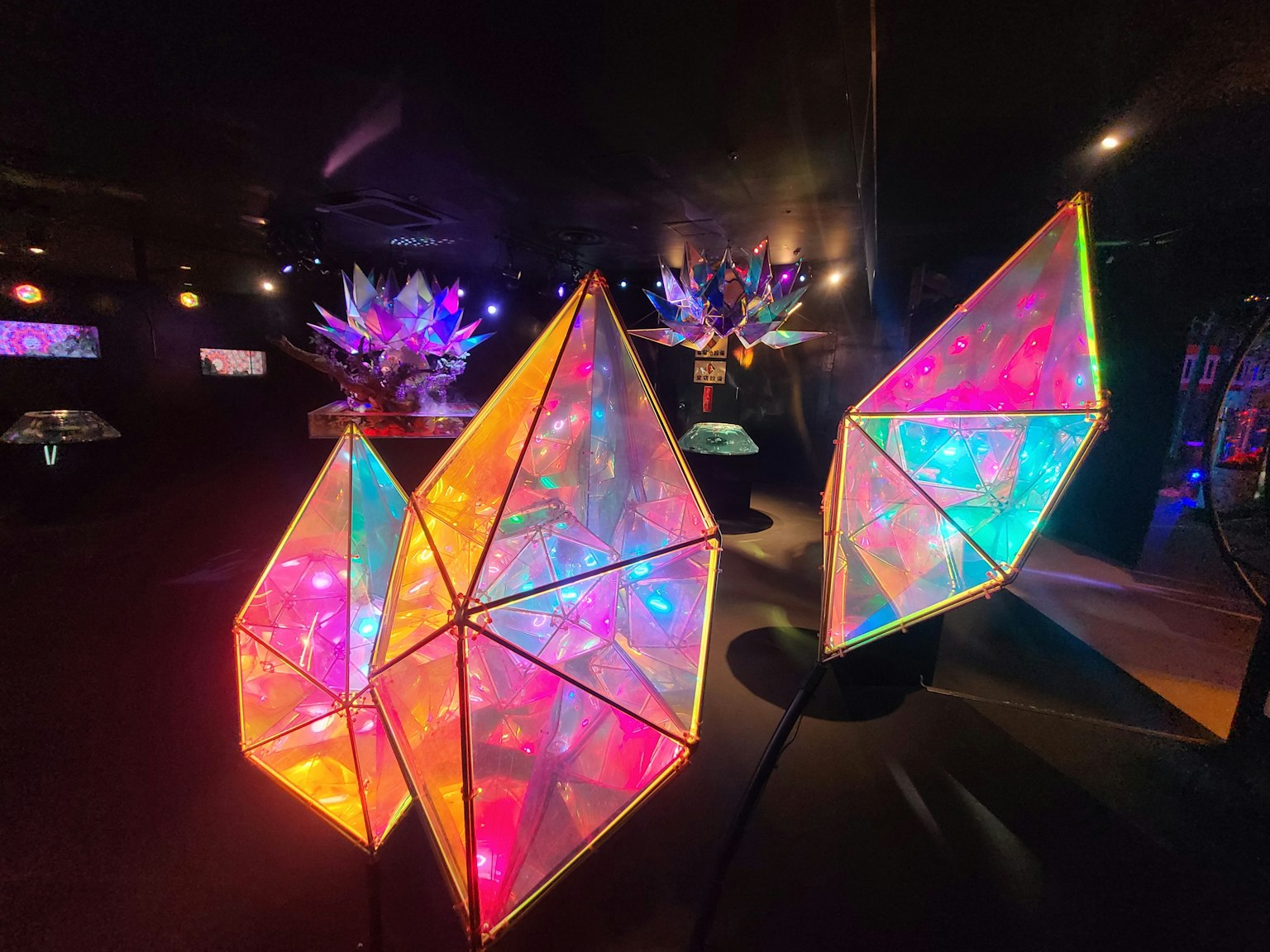 Sculptures en cristal coloré émettant de la lumière dans un espace d'exposition