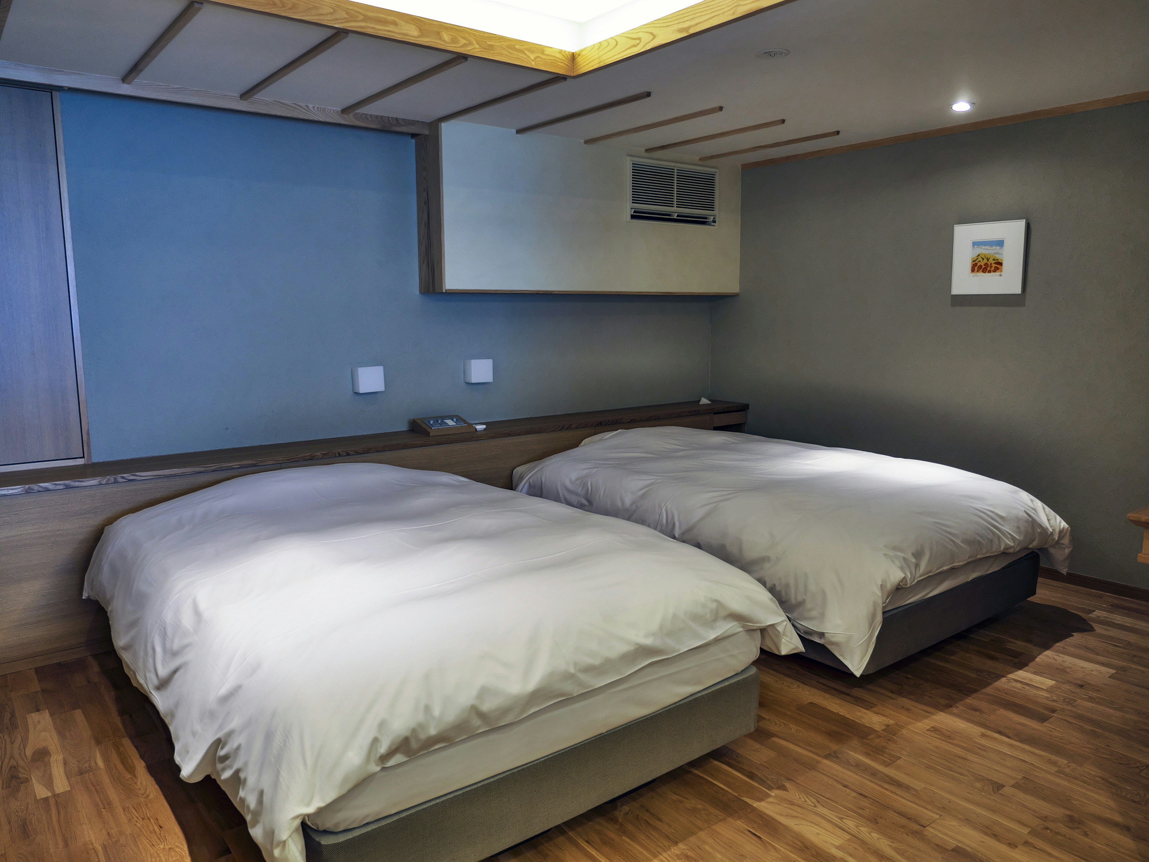 interior kamar tidur modern dengan dua tempat tidur gambar