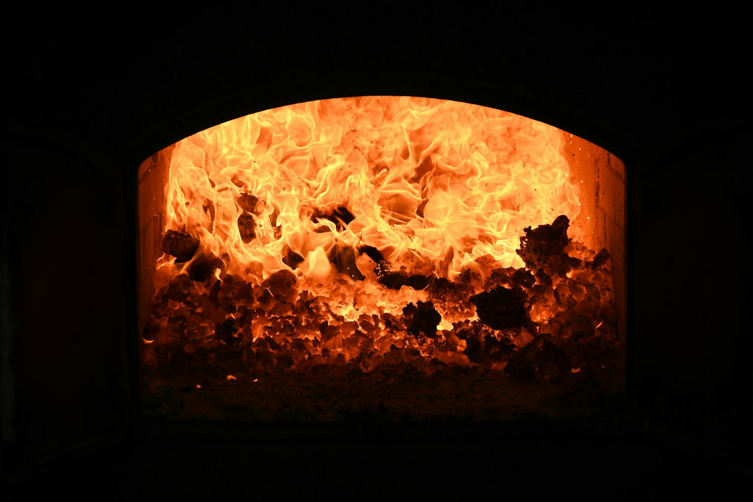 Vista interna di un forno con fiamme ardenti